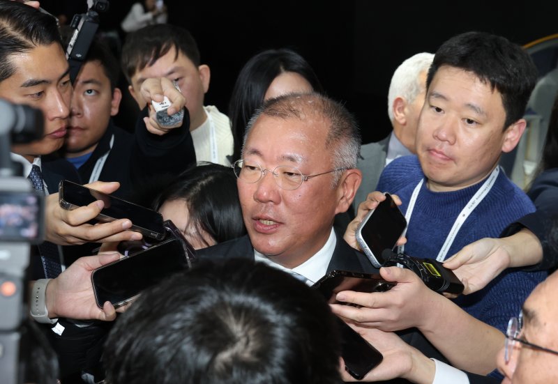 정의선 현대자동차그룹 회장이 5일 경기 용인시 처인구 기아 비전스퀘어에서 열린 '기아 80주년 기념식'에서 취재진의 질문에 답하고 있다. 2025.12.5/뉴스1 ⓒ News1 김영운 기자