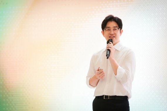 디밀 이헌주 대표가 2026년 성장 로드맵과 크리에이터와 상생방안에 대해서 발표하고 있다.