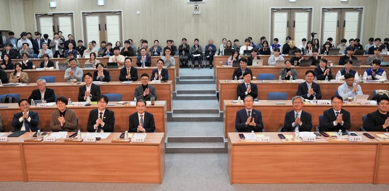 전남 나주시가 차세대 전력망 산업을 선도할 국가 프로젝트인 'K-그리드 인재·창업 밸리 조성 사업' 예산을 최종 확보하며 에너지 인재 양성과 창업 생태계 구축, 전력반도체 국산화 기반 마련까지 아우르는 대한민국 에너지 신산업의 핵심 거점으로 도약할 수 있게 됐다. 사진은 지난 10월 27일 나주시 소재 한국에너지공대(켄텍)에서 열린 '차세대 전력망 혁신 및 인재 양성·창업 생태계 구축 기업 간담회' 모습. 나주시 제공