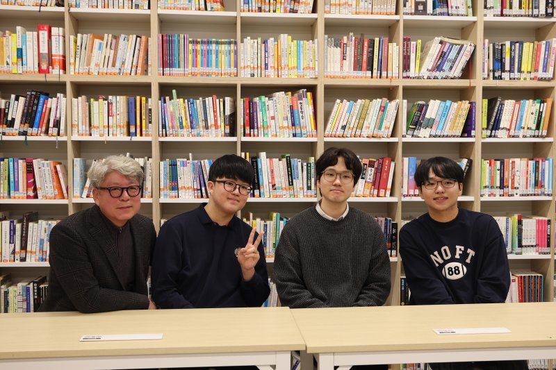 2026학년도 대학수학능력시험 만점을 받은 왕정건(18·왼쪽 두 번째)군이 5일 오전 서울 광진구 광남고등학교에서 기념사진을 찍고 있다. 왼쪽부터 최재일 광남고등학교 교장, 고무성 담임선생님, 서장협 전년도 수능 만점자. (공동취재) 2025.12.5/뉴스1 ⓒ News1 오대일 기자