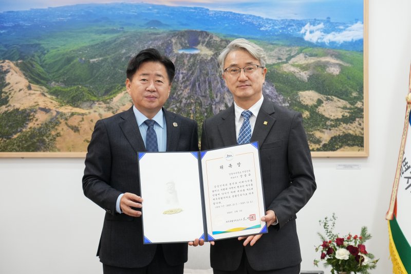 오영훈 제주지사, 강봉유 총괄건축가(제주도 제공)/뉴스1