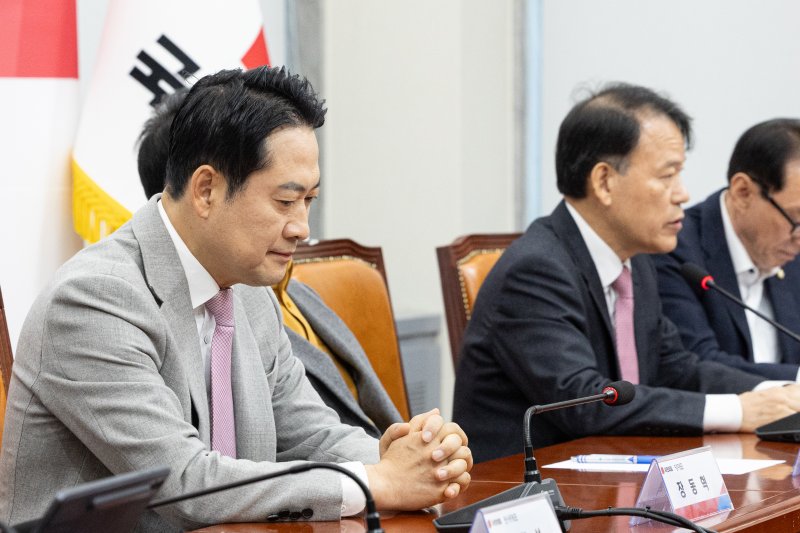 장동혁 국민의힘 대표가 5일 서울 여의도 국회에서 열린 '혼용무도' 이재명정권 6개월 국정평가 회의에서 윤한홍 의원의 발언을 듣고 있다. 2025.12.5/뉴스1 ⓒ News1 이승배 기자