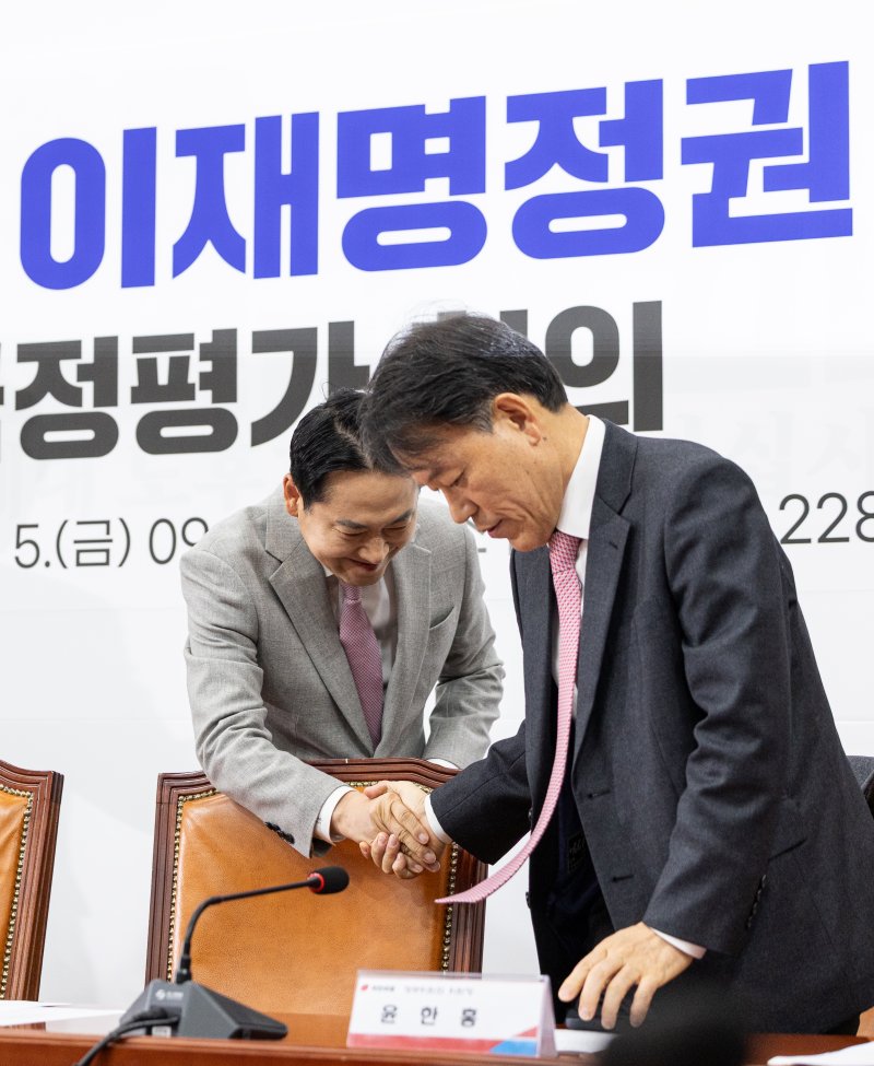 장동혁 국민의힘 대표가 5일 서울 여의도 국회에서 열린 '혼용무도' 이재명정권 6개월 국정평가 회의에 참석하며 윤한홍 의원과 악수하고 있다. 2025.12.5/뉴스1 ⓒ News1 이승배 기자