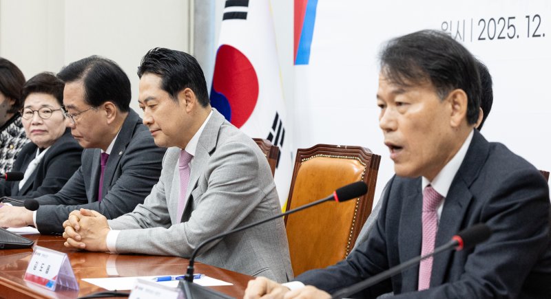 장동혁 국민의힘 대표가 5일 서울 여의도 국회에서 열린 '혼용무도' 이재명정권 6개월 국정평가 회의에서 윤한홍 의원의 발언을 듣고 있다. 2025.12.5/뉴스1 ⓒ News1 이승배 기자