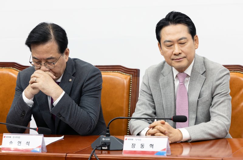 장동혁 국민의힘 대표와 송언석 원내대표가 5일 서울 여의도 국회에서 열린 '혼용무도' 이재명정권 6개월 국정평가 회의에서 생각에 잠겨있다. 2025.12.5/뉴스1 ⓒ News1 이승배 기자