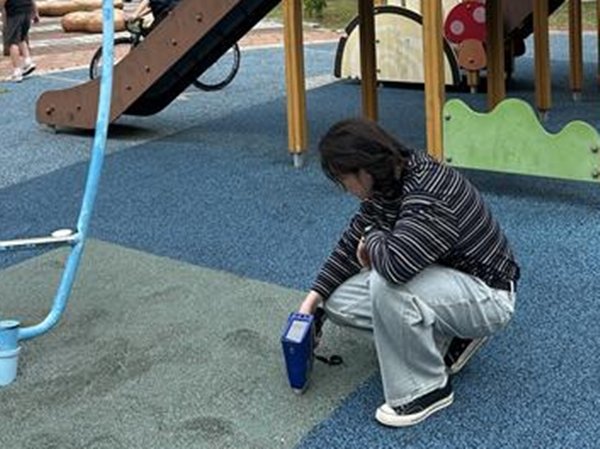 어린이 놀이시설 바닥재 중금속 검사 모습. (사진=충북도 제공) *재판매 및 DB 금지