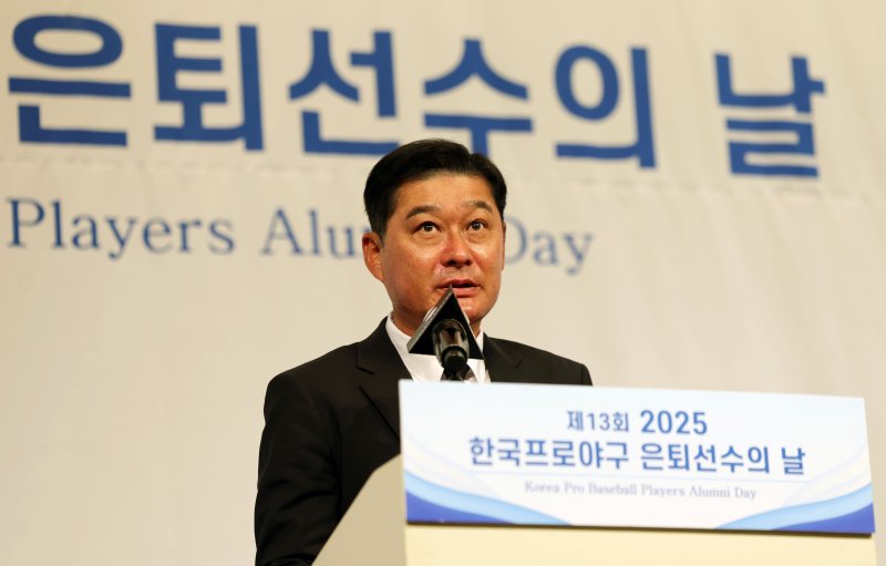 [서울=뉴시스] 홍효식 기자 = 5일 서울 강남구 호텔 리베라 청담 베르사이유 홀에서 열린 2025 한국프로야구 은퇴선수의 날에서 이종범 한국프로야구 은퇴선수협회 제5대 회장이 취임사를 하고 있다. 2025.12.05. yesphoto@newsis.com