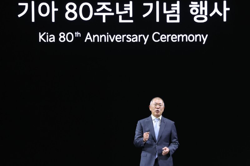 [용인=뉴시스] 권창회 기자 = 정의선 현대자동차그룹 회장이 5일 경기 용인시 기아 비전스퀘어에서 열린 기아 80주년 기념 행사에서 발언하고 있다. 2025.12.05. kch0523@newsis.com