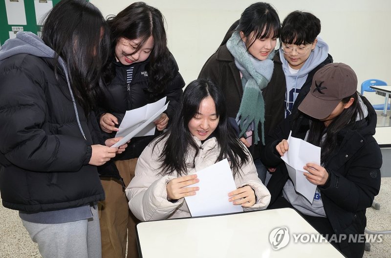 수능 성적표 확인하는 학생들 (출처=연합뉴스)