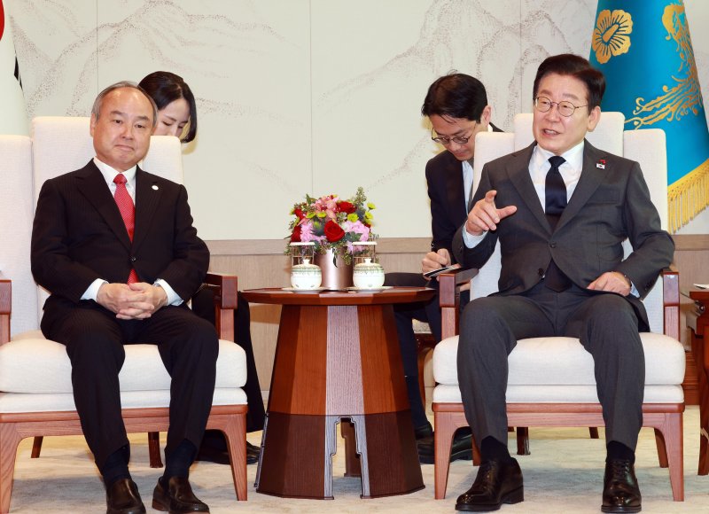 [서울=뉴시스] 고범준 기자 = 이재명 대통령이 5일 서울 용산 대통령실 청사에서 손정의 소프트뱅크그룹 회장을 접견하고 있다. 2025.12.05. bjko@newsis.com