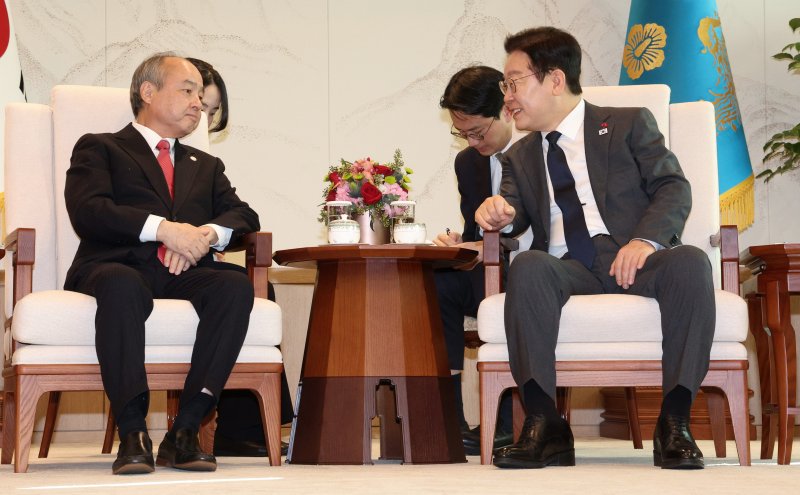 [서울=뉴시스] 고범준 기자 = 이재명 대통령이 5일 서울 용산 대통령실 청사에서 손정의 소프트뱅크그룹 회장 접견을 하고 있다. 2025.12.05. bjko@newsis.com