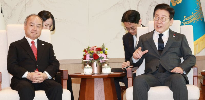 [서울=뉴시스] 고범준 기자 = 이재명 대통령이 5일 서울 용산 대통령실 청사에서 손정의 소프트뱅크그룹 회장 접견에 앞서 악수하고 있다. 2025.12.05. bjko@newsis.com