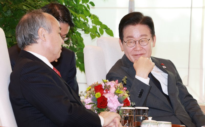 [서울=뉴시스] 고범준 기자 = 이재명 대통령이 5일 서울 용산 대통령실 청사에서 손정의 소프트뱅크그룹 회장 접견을 하며 손 회장 발언을 듣고 있다. 2025.12.05. bjko@newsis.com