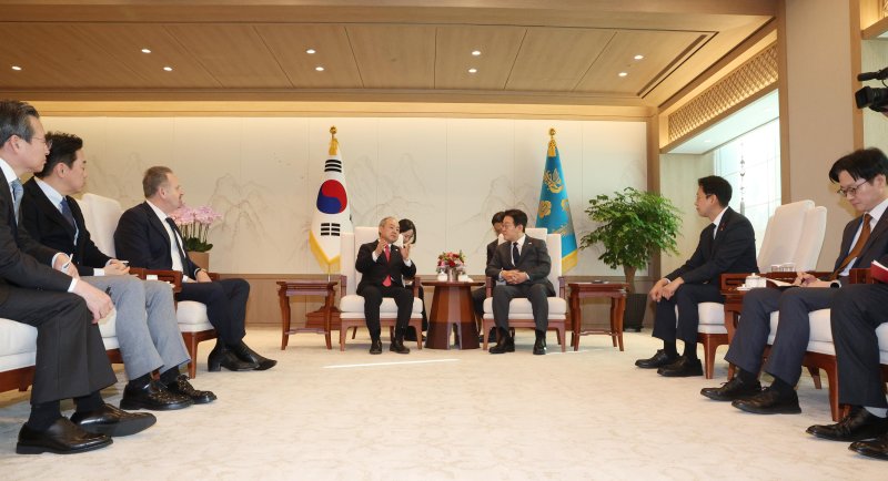 [서울=뉴시스] 고범준 기자 = 이재명 대통령이 5일 서울 용산 대통령실 청사에서 손정의 소프트뱅크그룹 회장을 접견하고 있다. 2025.12.05. bjko@newsis.com