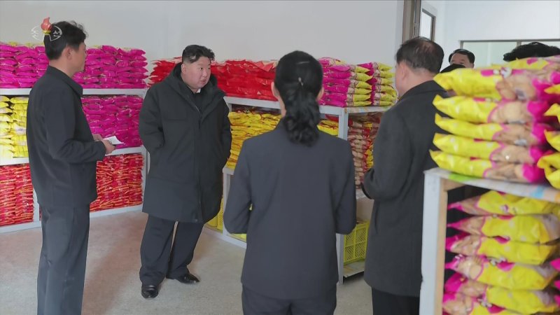 [서울=뉴시스] 북한 조선중앙TV는 김정은 북한 국무위원장이 지난 3일 준공을 앞둔 평안남도 신양·북창·은산군의 지방공업공장 건설현장을 찾았다고 5일 보도했다. (사진=조선중앙TV 캡쳐) 2025.12.05. photo@newsis.com *재판매 및 DB 금지