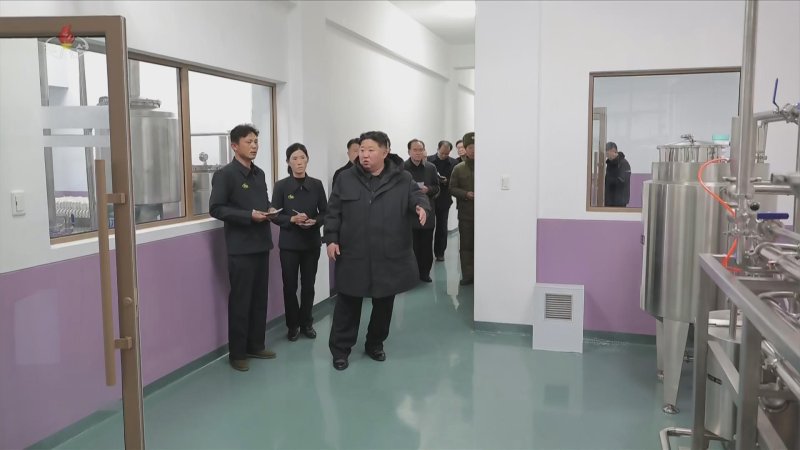 [서울=뉴시스] 북한 조선중앙TV는 김정은 북한 국무위원장이 지난 3일 준공을 앞둔 평안남도 신양·북창·은산군의 지방공업공장 건설현장을 찾았다고 5일 보도했다. (사진=조선중앙TV 캡쳐) 2025.12.05. photo@newsis.com *재판매 및 DB 금지