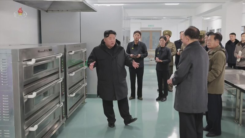[서울=뉴시스] 북한 조선중앙TV는 김정은 북한 국무위원장이 지난 3일 준공을 앞둔 평안남도 신양·북창·은산군의 지방공업공장 건설현장을 찾았다고 5일 보도했다. (사진=조선중앙TV 캡쳐) 2025.12.05. photo@newsis.com *재판매 및 DB 금지