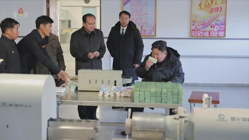 [서울=뉴시스] 북한 조선중앙TV는 김정은 북한 국무위원장이 지난 3일 준공을 앞둔 평안남도 신양·북창·은산군의 지방공업공장 건설현장을 찾았다고 5일 보도했다. (사진=조선중앙TV 캡쳐) 2025.12.05. photo@newsis.com *재판매 및 DB 금지