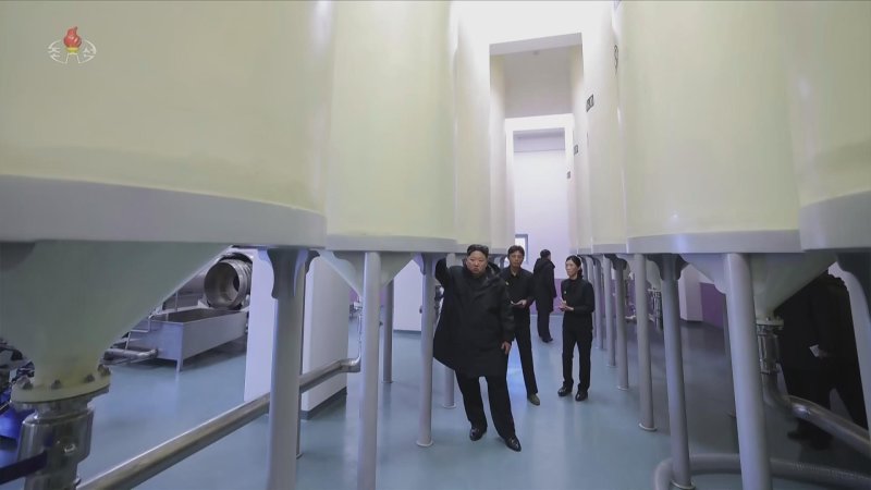 [서울=뉴시스] 북한 조선중앙TV는 김정은 북한 국무위원장이 지난 3일 준공을 앞둔 평안남도 신양·북창·은산군의 지방공업공장 건설현장을 찾았다고 5일 보도했다. (사진=조선중앙TV 캡쳐) 2025.12.05. photo@newsis.com *재판매 및 DB 금지