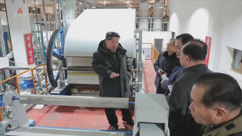 [서울=뉴시스] 북한 조선중앙TV는 김정은 북한 국무위원장이 지난 3일 준공을 앞둔 평안남도 신양·북창·은산군의 지방공업공장 건설현장을 찾았다고 5일 보도했다. (사진=조선중앙TV 캡쳐) 2025.12.05. photo@newsis.com *재판매 및 DB 금지
