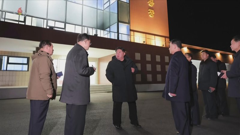 [서울=뉴시스] 북한 조선중앙TV는 김정은 북한 국무위원장이 지난 3일 준공을 앞둔 평안남도 신양·북창·은산군의 지방공업공장 건설현장을 찾았다고 5일 보도했다. (사진=조선중앙TV 캡쳐) 2025.12.05. photo@newsis.com *재판매 및 DB 금지