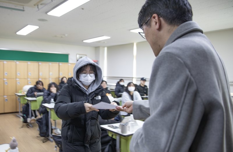충북교육청은 5일 오전 9시부터 2026학년도 대학수학능력시험 성적 통지표를 수험생들에게 배부했다.(충북교육청 제공. 재판매 및 DB금지)/뉴스1