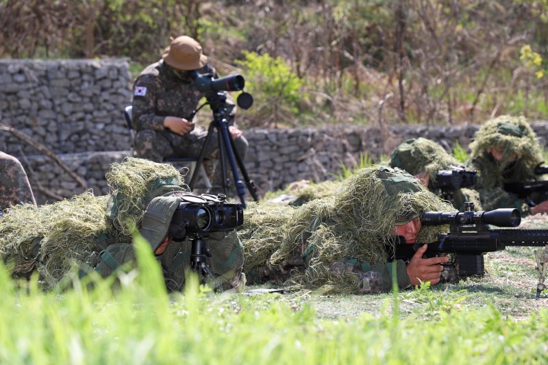 육군은 5일 충남 계룡시 계룡대학교 무궁화회관에서 '2025년 최정예 300전투원 시상식'을 진행한다고 밝혔다. 최정예 300전투원 대표선발을 위한 사단 저격수 경연대회에서 관측수가 고배율 관측경으로 표적을 식별한 뒤, 저격수가 K14 저격용 소총으로 사격하고 있는 모습. 육군 제공