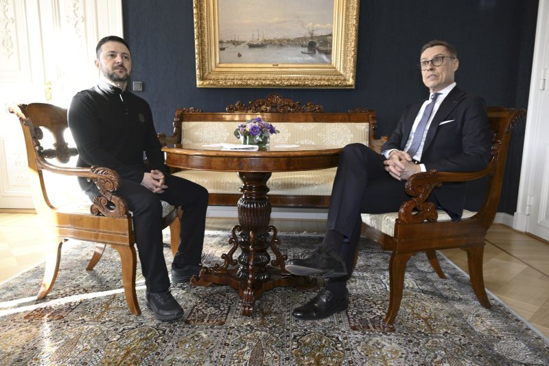 [헬싱키=AP/뉴시스] 알렉산데르 스투브 핀란드 대통령(오른쪽)은 최근 미국이 우크라이나와 종전 협상을 진행하는 동안에도 러시아와 접촉했을 가능성이 높다고 말한 것으로 4일(현지 시간) 전해졌다. 사진은 지난 3월 19일 헬싱키에서 볼로디미르 젤렌스키 우크라이나 대통령과의 회담 모습. 2025.12.05.