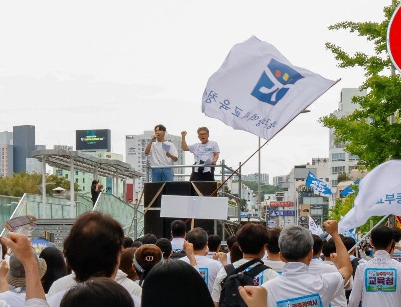 2026학년도 수능 만점자인 광주 서석고 최장우군이 지난 5월 17일 5·18민주화운동 45주년 전야제 민주평화대행진에서 시민들 앞에서 정훈탁 광주교육청 장학관과 발언하고 있다.(광주교육청 제공. 재배포 및 DB 금지) 2025.12.5/뉴스1
