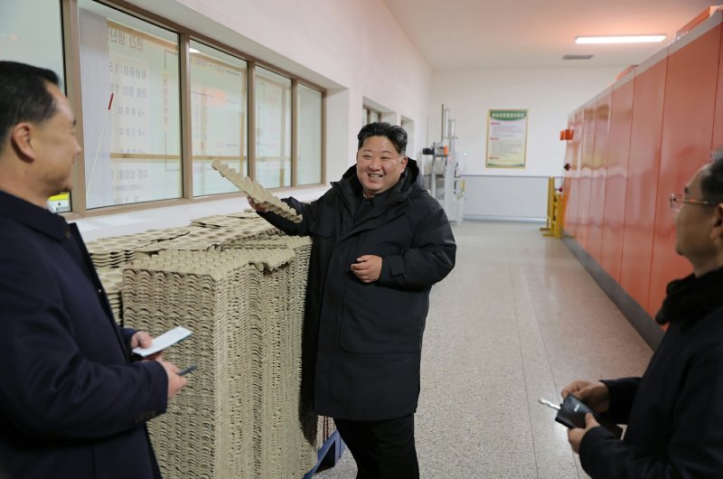 (평양 노동신문=뉴스1) = 북한 노동당 기관지 노동신문은 5일 "조선노동당 총비서이시며 조선민주주의인민공화국 국무위원장이신 경애하는 김정은동지께서 12월 3일 준공을 앞둔 여러 군의 지방공업공장들을 찾으시여 실태를 현지료해(파악)하시였다＂고 보도했다. 조용원·박정천 노동당 중앙위원회 비서가 동행했다. [국내에서만 사용가능. 재배포 금지. DB 금지. For Use Only in the Republic of Korea. Redistribution Prohibited] rodongphoto@news1.kr