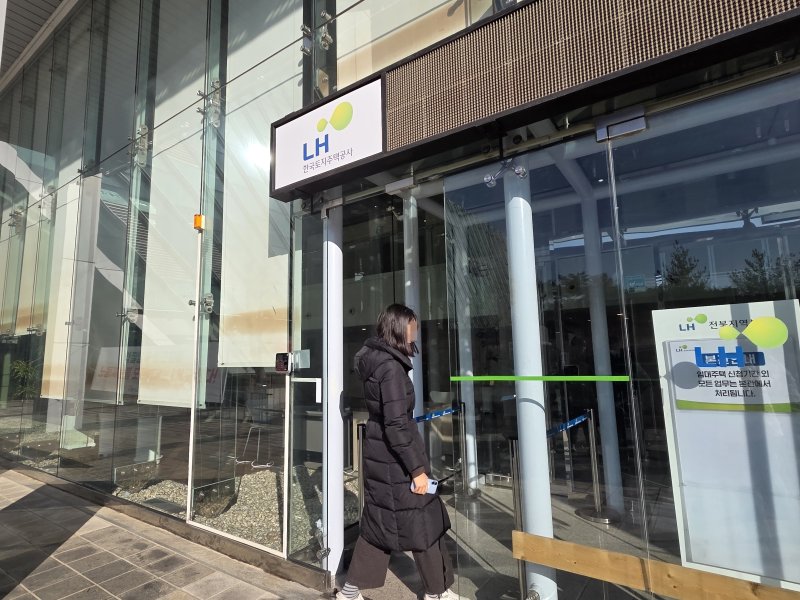 5일 오전 11시께 깨진 LH전북본부 출입문 사이로 한 시민이 지나가고 있다.2025.12.5/뉴스1 장수인 기자