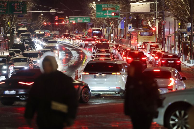폭설이 내린 4일 오후 서울 종로구 안국동 도로의 차량들이 눈길에 큰 정체를 빚고 있다. 2025.12.4/뉴스1 ⓒ News1 이광호 기자