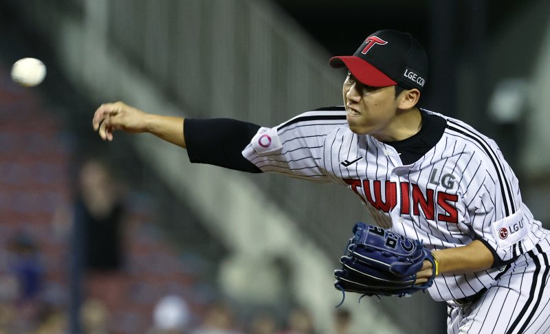 11일 오후 서울 송파구 잠실야구장에서 열린 프로야구 '2025 신한 SOL뱅크 KBO 리그' kt 위즈와 LG 트윈스의 경기 9회초 LG 박명근이 역투하고 있다. 2025.9.11/뉴스1 ⓒ News1 박정호 기자