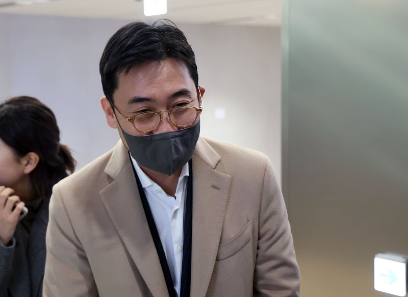 [서울=뉴시스] 홍효식 기자 = '김건희 집사 게이트' 사건의 키맨으로 지목된 조영탁 IMS모빌리티 대표가 지난달 27일 오전 서울 종로구 KT 광화문빌딩 웨스트에 마련된 김건희 여사 의혹을 수사하는 민중기 특별검사 사무실로 출석하고 있다. 2025.11.27. yesphoto@newsis.com