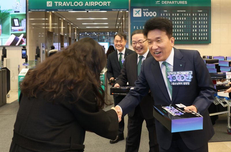 하나금융그룹은 5일 오전 하나은행 을지로 본점에서 국내 해외여행 대표 플랫폼인 '트래블로그' 서비스 가입자 '1,000만 돌파 축하' 기념 행사를 진행했다. (하나금융그룹 제공)