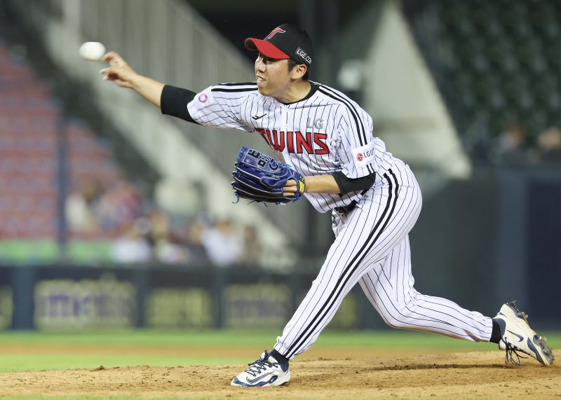 [서울=뉴시스] 이영환 기자 = 12일 오후 서울 송파구 잠실야구장에서 열린 2025 KBO리그 SSG 랜더스와 LG 트윈스의 경기, 9회초 LG 마무리 박명근이 공을 던지고 있다. 2025.06.12. 20hwan@newsis.com