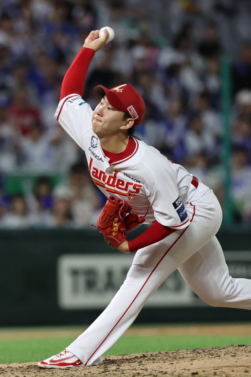 [인천=뉴시스] 배훈식 기자 = 7일 오후 인천 미추홀구 인천SSG랜더스필드에서 열린 2025 신한 쏠뱅크 KBO리그 SSG 랜더스와 삼성 라이온즈의 경기, 8회초 SSG 구원 투수 송영진이 역투하고 있다. 2025.08.07. dahora83@newsis.com