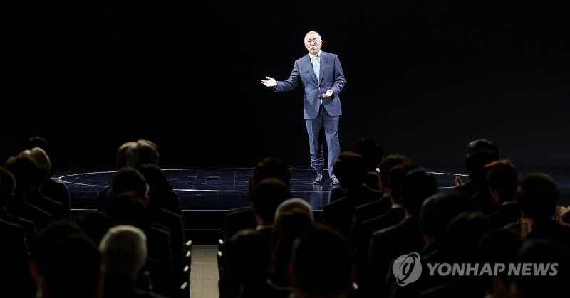 정의선 현대차그룹 회장이 5일 경기도 용인 기아 비전스퀘어에서 열린 기아 80주년 기념식에서 발언하고 있다. 연합뉴스.