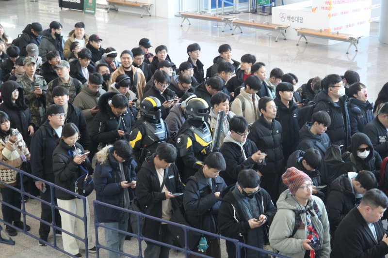 5일 오전 서브컬처 페스티벌 'AGF 2025'가 열리는 일산 킨텍스 제 1전시장 대기줄에 게임 캐릭터로 분장한 사람들이 섞여 있다. AGF 2025는 12월 5일부터 7일까지 일산 킨텍스에서 열린다.2025.12.5/뉴스1 ⓒ News1 김민재 기자