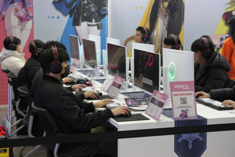 5일 오전 서브컬처 페스티벌 'AGF 2025'가 열리는 일산 킨텍스 제 1전시장에서 방문객들이 스마일게이트 신작 '미래시: 보이지 않는 미래'를 체험하고 있다. AGF 2025는 12월 5일부터 7일까지 일산 킨텍스에서 열린다.2025.12.5/뉴스1 ⓒ News1 김민재 기자