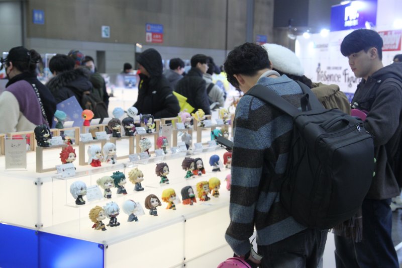 5일 오전 서브컬처 페스티벌 'AGF 2025'가 열리는 일산 킨텍스 제 1전시장에서 방문객이 기념품을 고르고 있다. AGF 2025는 12월 5일부터 7일까지 일산 킨텍스에서 열린다.2025.12.5/뉴스1 ⓒ News1 김민재 기자