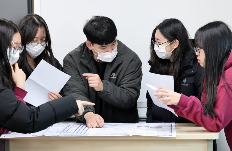 5일 오전 대전 중구 호수돈여자고등학교에서 수능 성적표를 받은 고3 수험생들이 담임교사와 상담을 하고 있다. 2025.12.5/뉴스1 ⓒ News1 김기태 기자