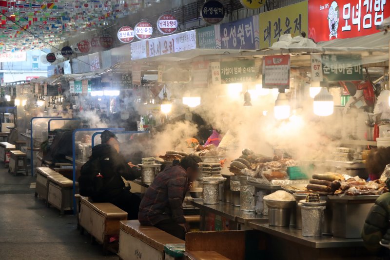 서울 종로구 광장시장 먹거리 상점에서 김이 피어오르고 있다. /뉴스1 DB ⓒ News1 황기선 기자