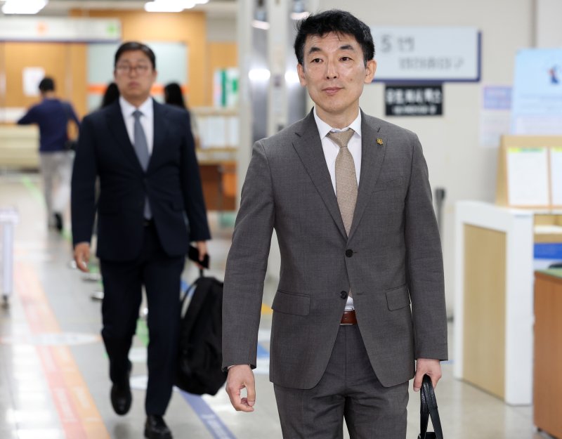 [서울=뉴시스] 이영환 기자 = 김용현 전 국방부 장관의 변호인 이하상, 유승수 변호사가 25일 오전 서울 서초구 서울중앙지방법원에서 열린 김 전 장관의 구속영장 심문기일에 출석하고 있다. 2025.06.25. 20hwan@newsis.com