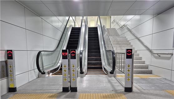 [서울=뉴시스]연결통로 에스컬레이터.