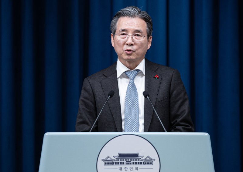 김용범 대통령실 정책실장이 5일 서울 용산 대통령실 청사에서 손정의 소프트뱅크그룹 회장 접견 관련 브리핑을 하고 있다. 2025.12.5/뉴스1 ⓒ News1 이재명 기자