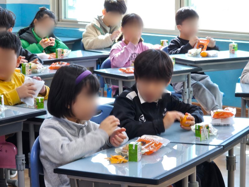 전국학교비정규직연대회의가 영남권 총파업에 돌입한 5일 창원 용남초등학교에서 대체 급식이 이뤄지고 있다. 2025.12.5 ⓒ 뉴스1 박민석 기자