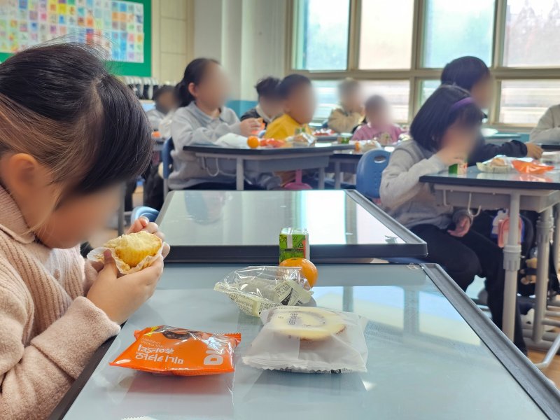 전국학교비정규직연대회의가 영남권 총파업에 돌입한 5일 창원 용남초등학교의 한 교실에서 대체 급식이 이뤄지고 있다. 2025.12.5 ⓒ 뉴스1 박민석 기자