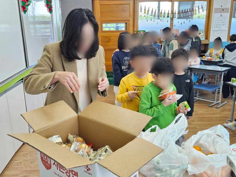 전국학교비정규직연대회의가 영남권 총파업에 돌입한 5일 창원 용남초등학교의 한 교실에서 교사가 학생들에게 대체 급식을 나눠주고 있다. 2025.12.5 ⓒ 뉴스1 박민석 기자