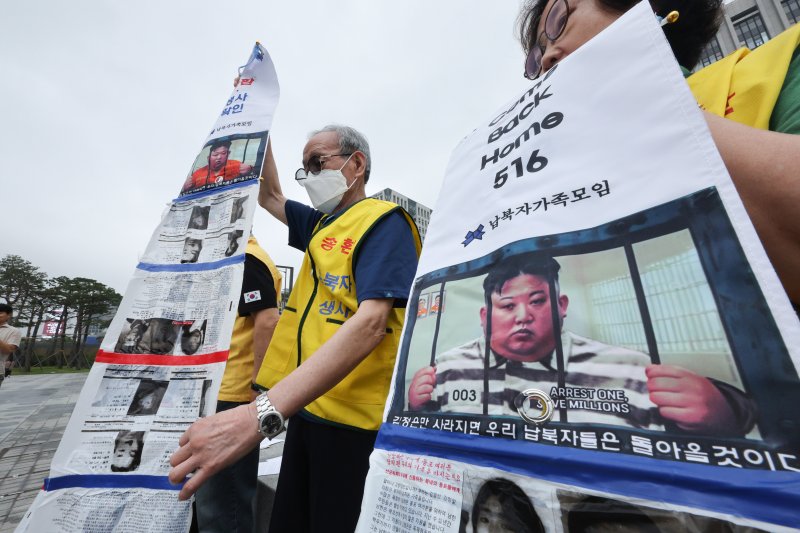 납북자가족모임 회원들이 지난 6월16일 서울 종로구 정부서울청사 앞에서 대북전단 살포 관련 기자회견에서 대북전단을 들고 있다. 납북자가족모임은 정부가 납북자 생사확인을 하지 못하고 있기 때문에 북한에 납치된 가족 소식지 보내기 활동을 한 것이라며 답변이 올때까지 소식지를 보낼 것이라고 밝혔다. 2025.6.16/뉴스1 ⓒ News1 신웅수 기자
